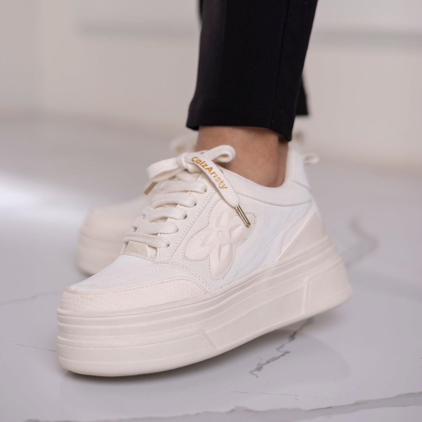Zapatillas beige AMEL con plataforma elevada y diseño urbano | Calzaristy
