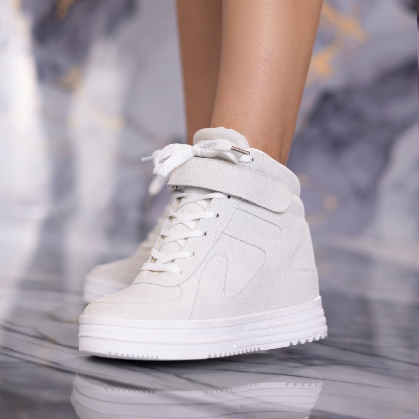 Botines tipo tenis LUCIANA color Blancos para dama | Estilo, altura y confort – Calzaristy Colombia
