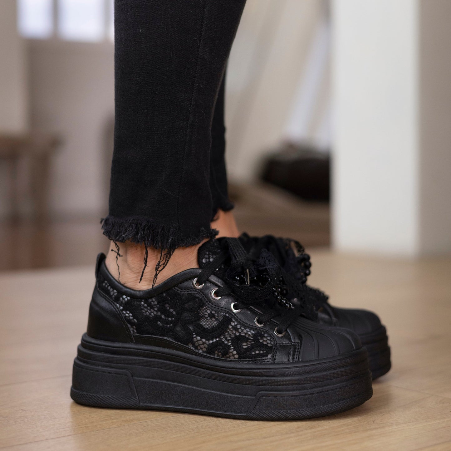Tenis plataforma encaje negro MERLINA | Calzaristy – Estilo femenino, altura y comodidad