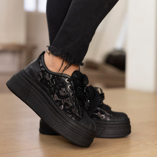 Tenis plataforma encaje negro MERLINA | Calzaristy – Estilo femenino, altura y comodidad