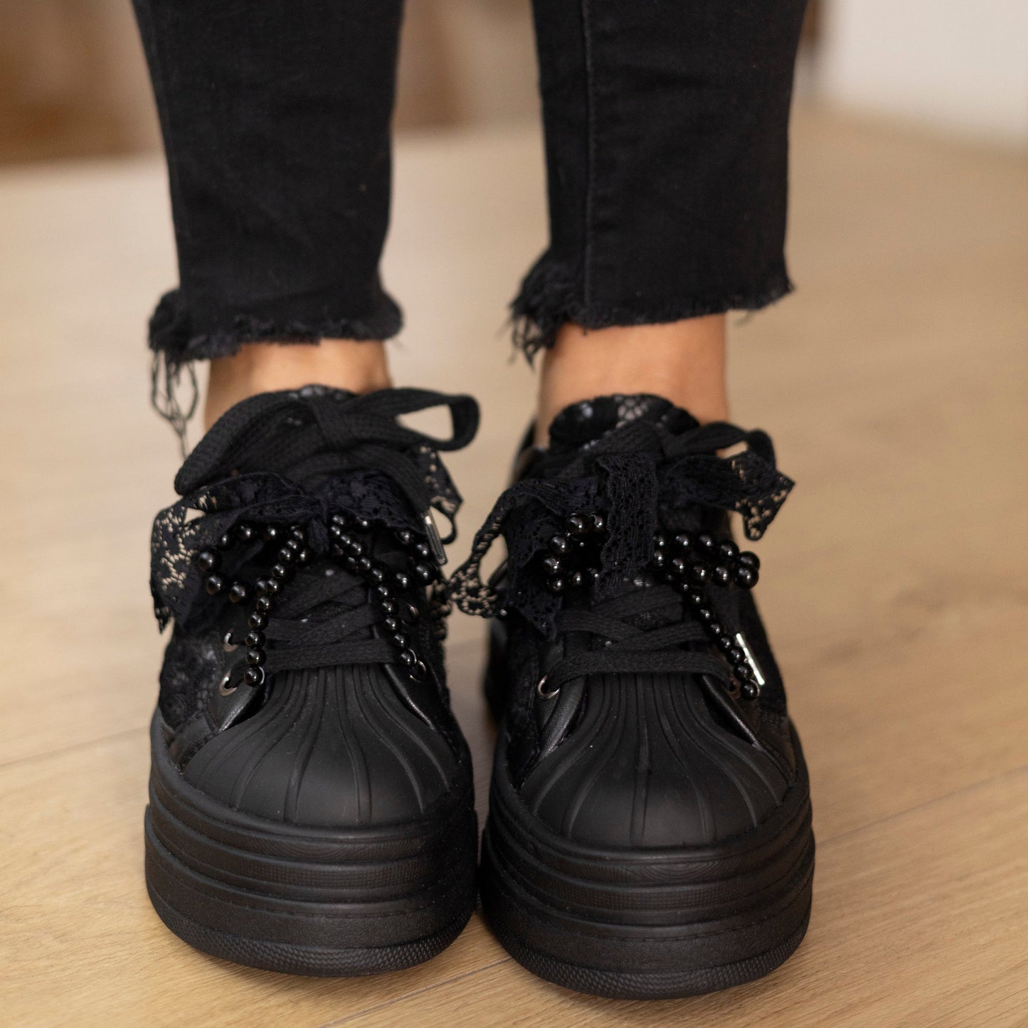 Tenis plataforma encaje negro MERLINA | Calzaristy – Estilo femenino, altura y comodidad