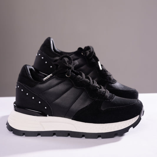 Tenis clásicos con detalles taches metálicos ZAFIRO Negro