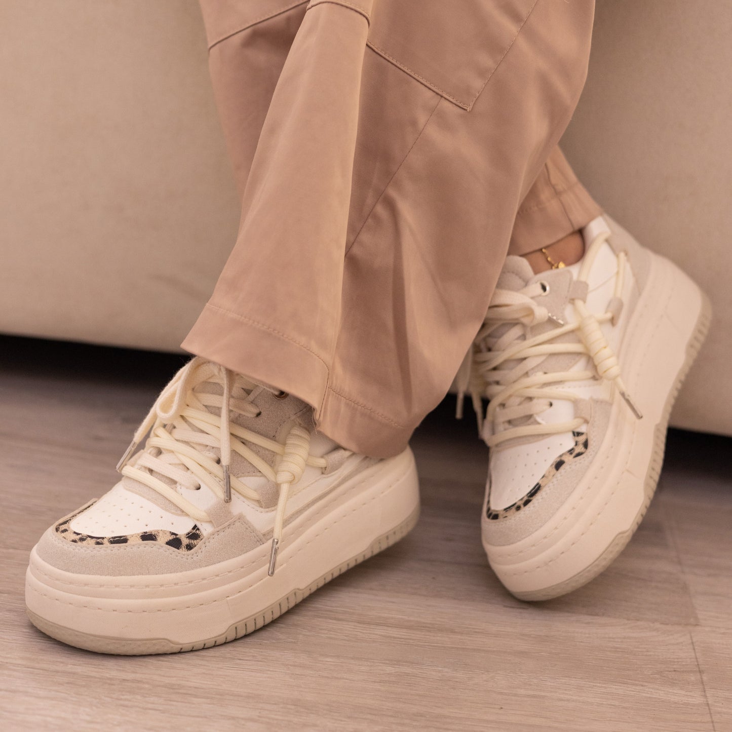 Tenis casuales con doble cordón y diseño elaborado Pía Beige