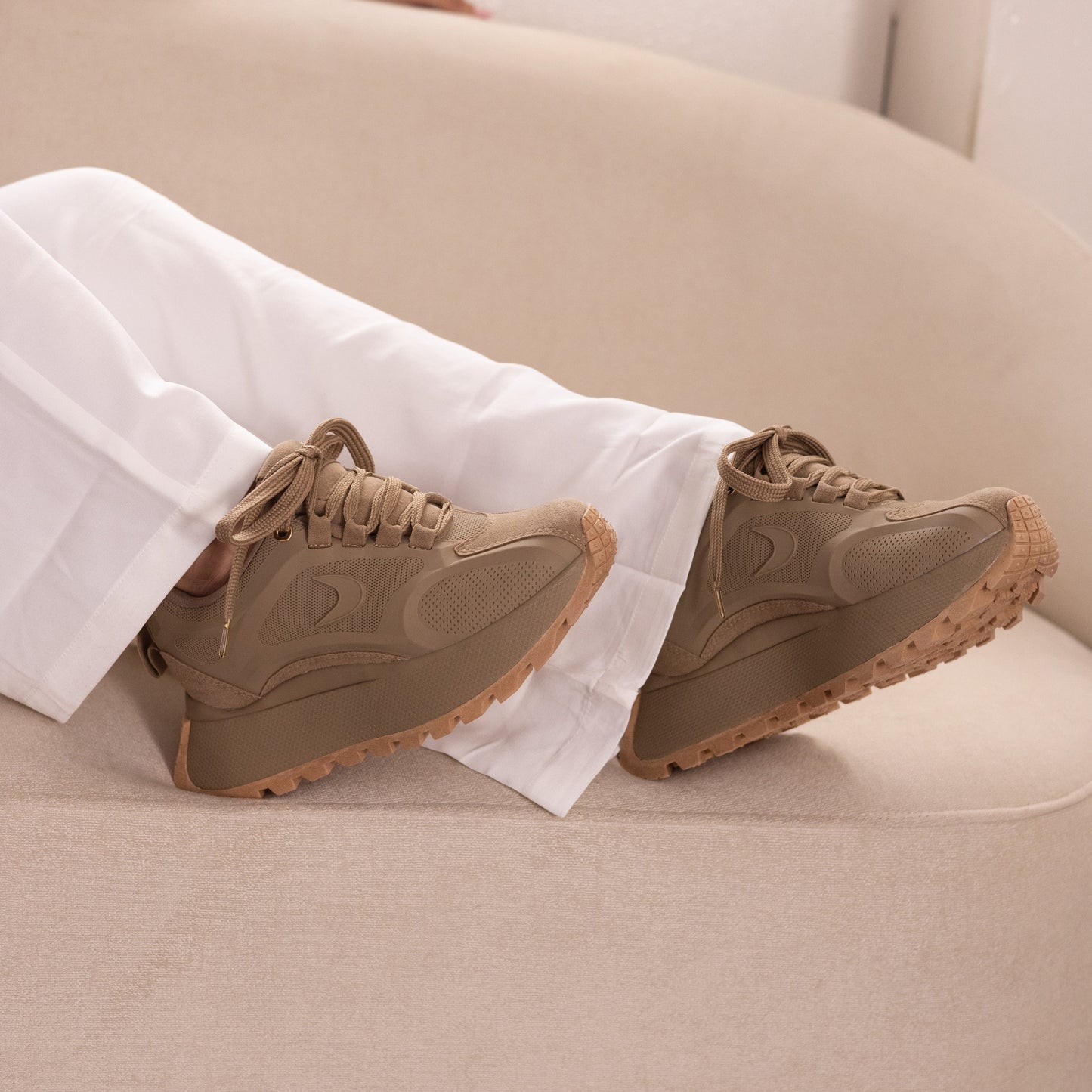 Zapatos De Mujer CalzAristy EMMA Camel – Atrevimiento y Estilo Deportivo