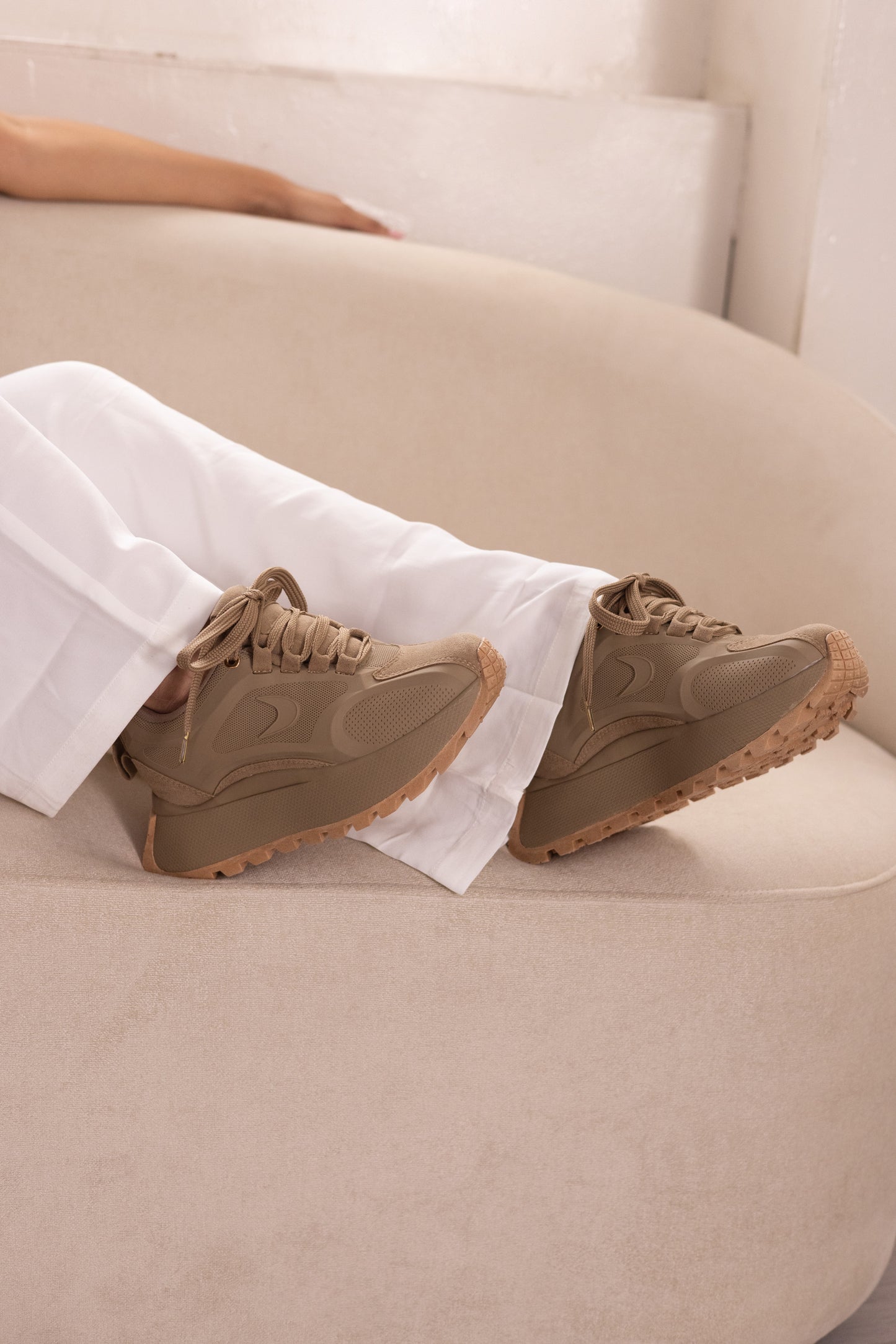 Zapatos De Mujer CalzAristy EMMA Camel – Atrevimiento y Estilo Deportivo