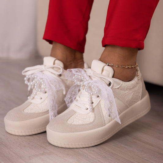 Tenis casuales tendencia boho con detalles en encaje y perlas THALIA Blanco