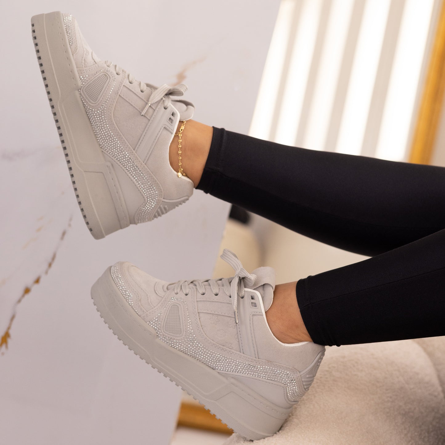 Tenis casuales con apliques en caucho y piedras brillantes MACARENA-2 Gris