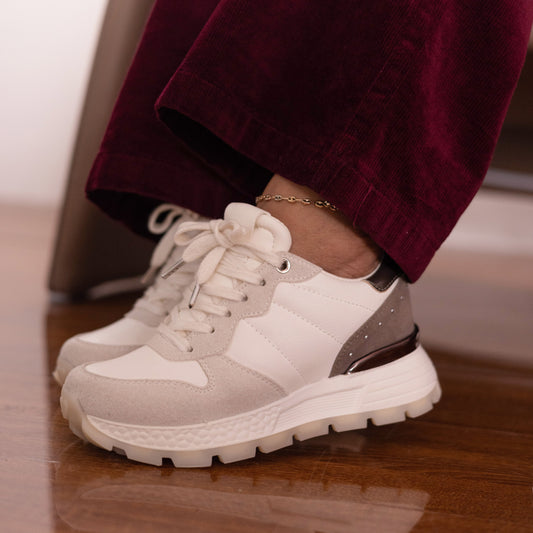 Tenis clásicos con detalles taches metálicos ZAFIRO Beige