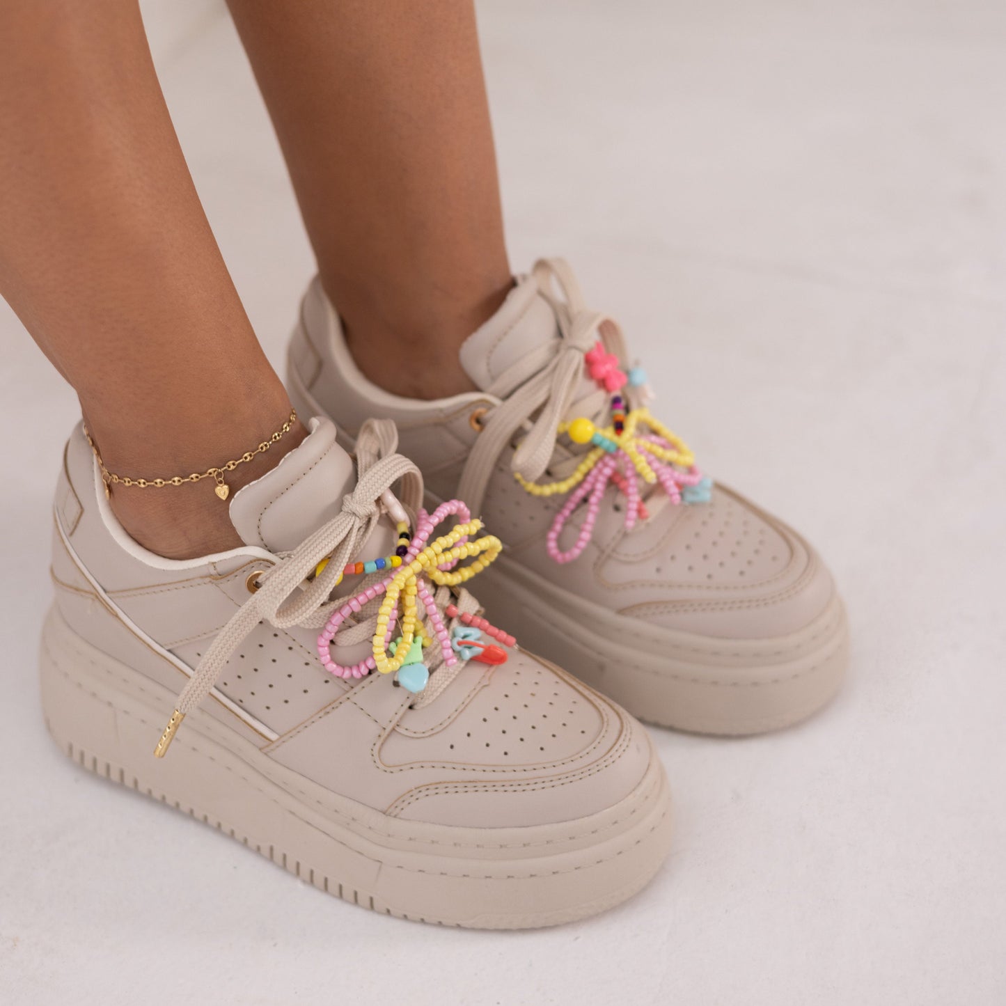 Zapatos De Mujer CalzAristy AIMÉ Taupe - Charms Personalizables