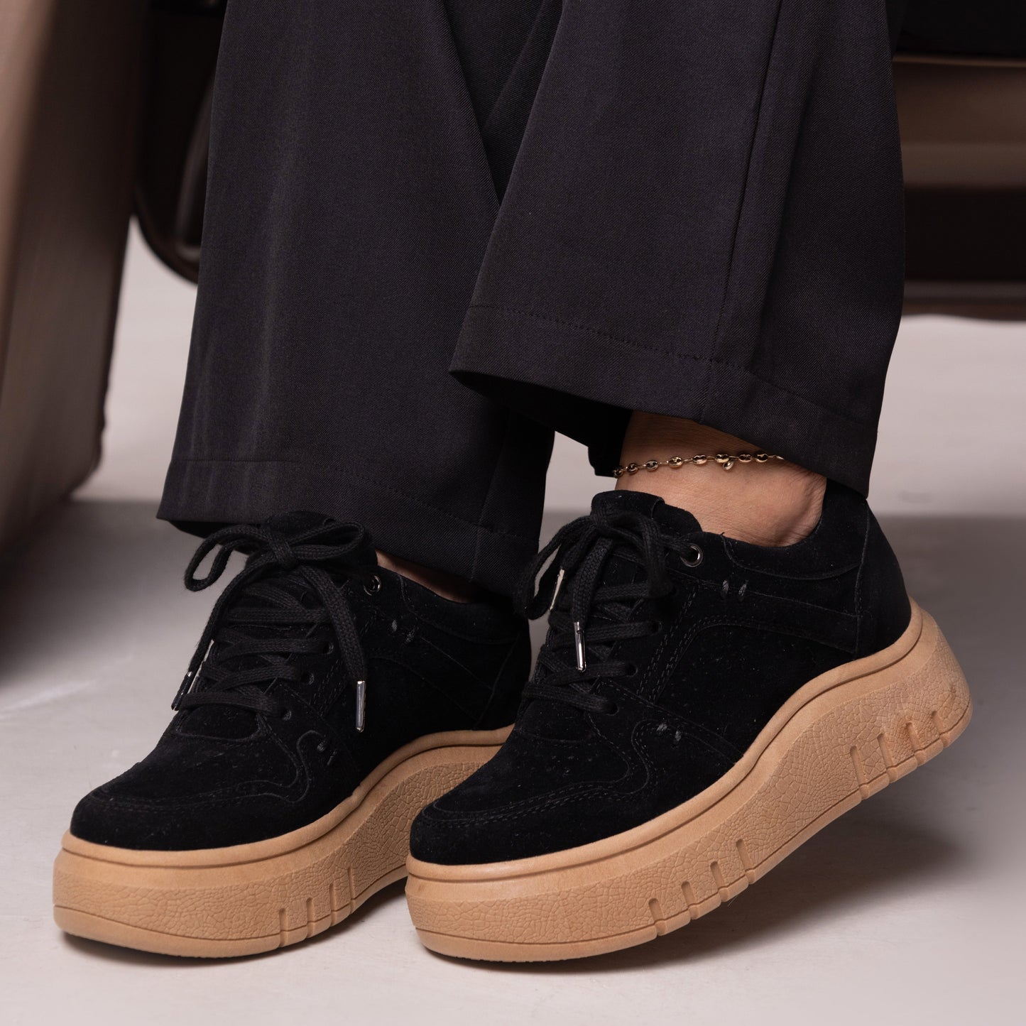 Tenis casuales con detalles manuales y contraste con la suela SABINA