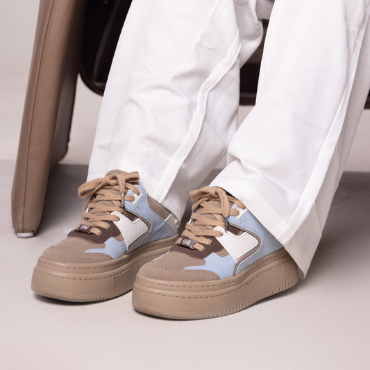 Tenis casuales con apliques en caucho y pequeños taches MAITÉ Camel con azul