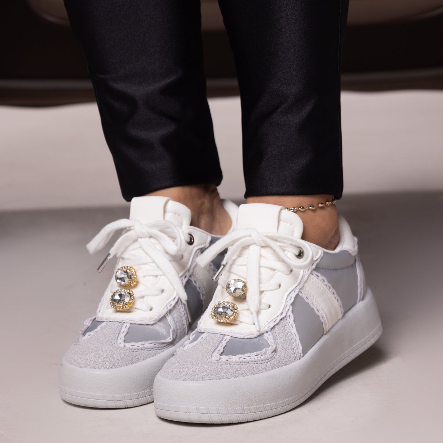 Tenis casuales con apliques en encaje y piedras brillantes HARMONY Gris