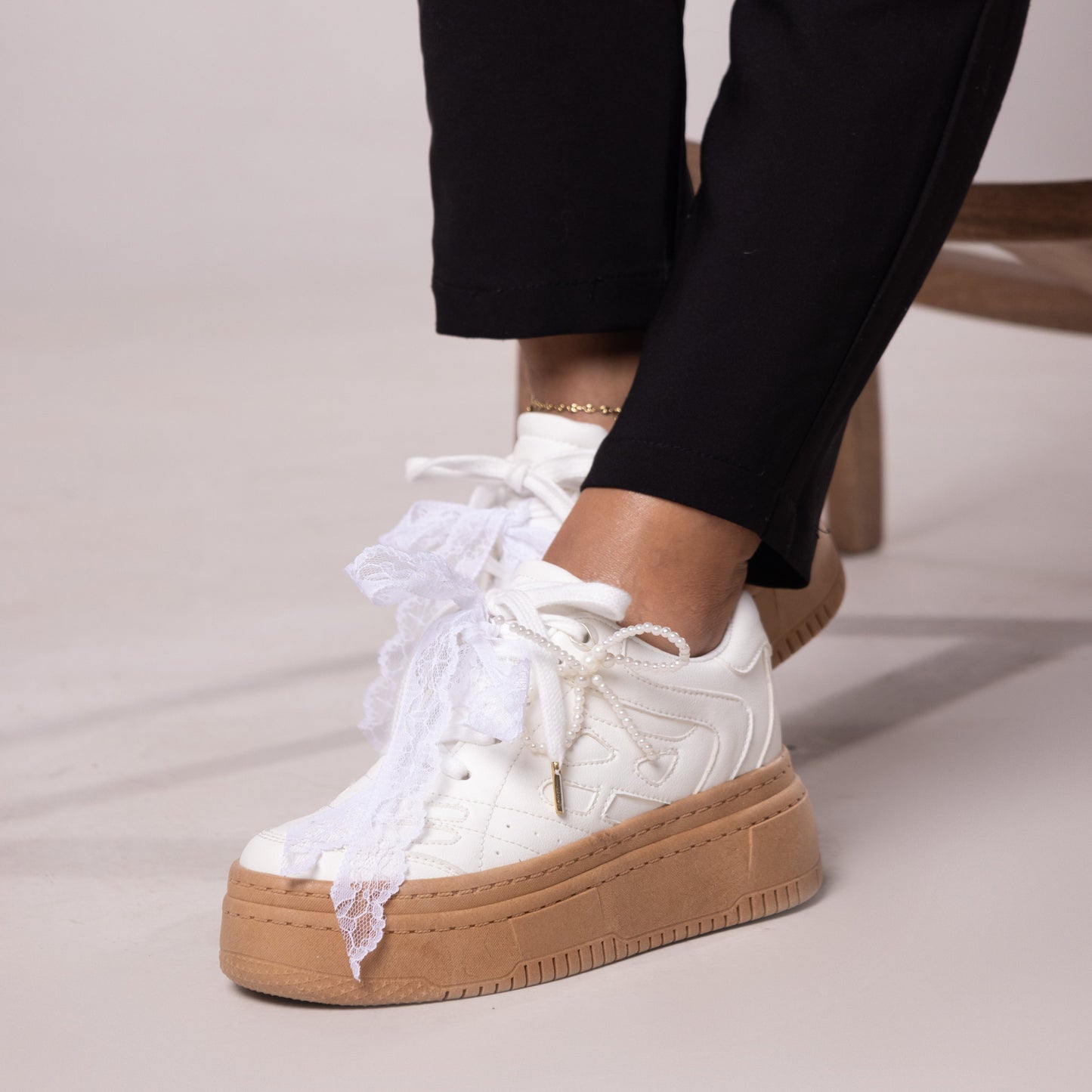 Tenis casuales con cinta en encaje y accesorio de perlas FRANCESCCA