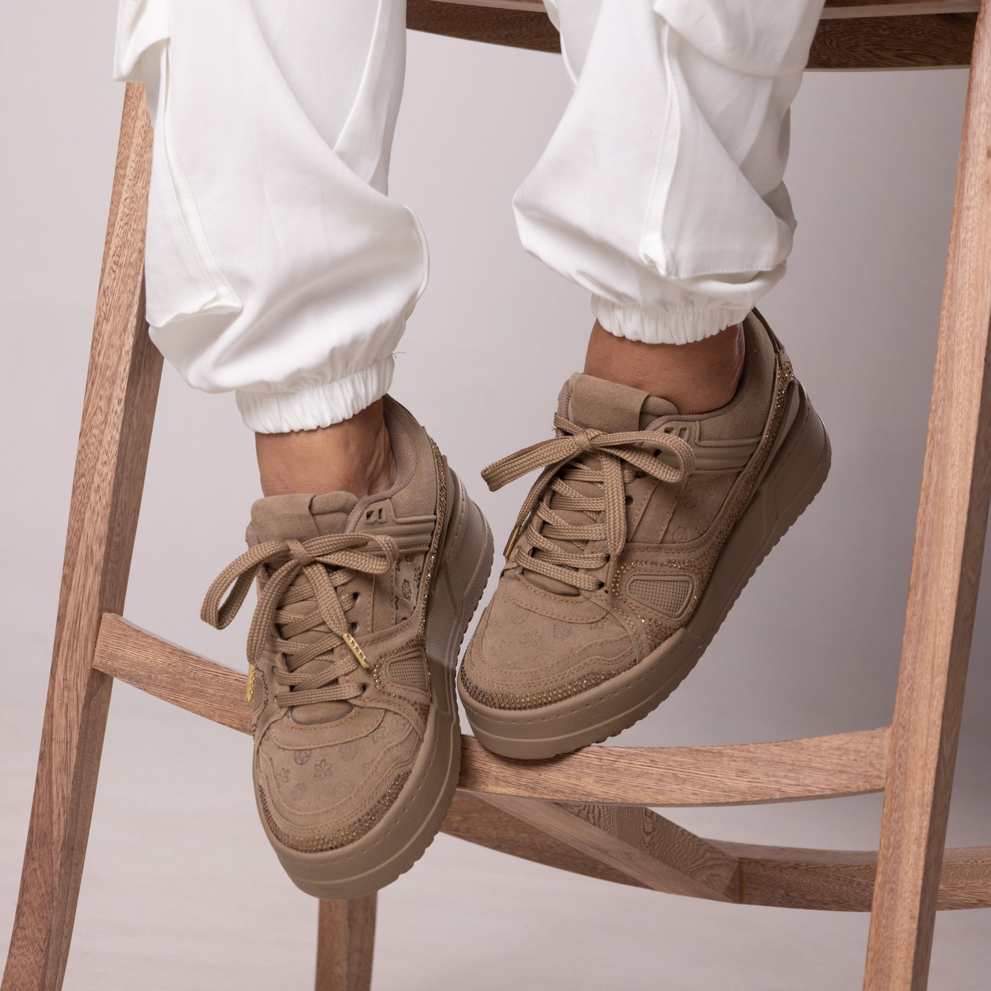 Tenis casuales con apliques en caucho y piedras brillantes MACARENA-2 Camel