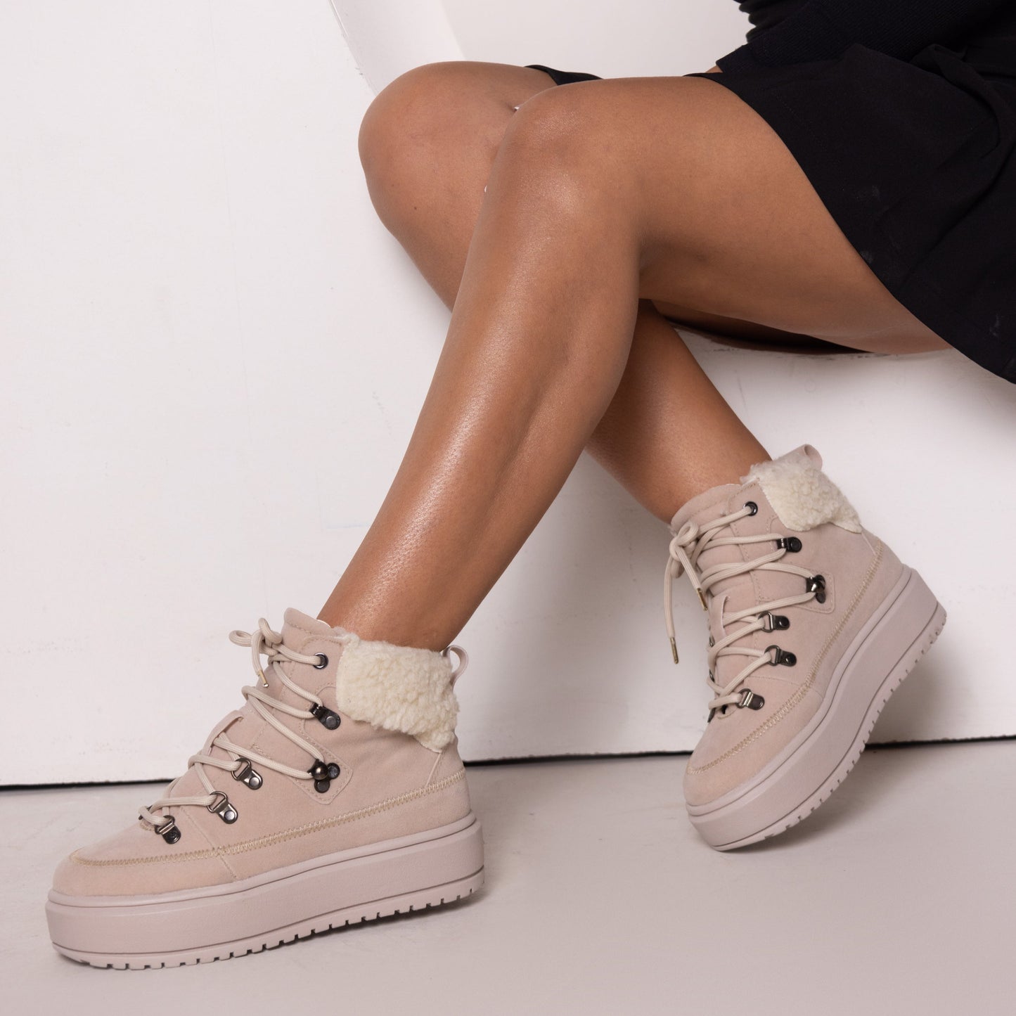 Botines De Mujer CalzAristy COVENTRY Beige– Estilo Outdoor con Calidez Sofisticada