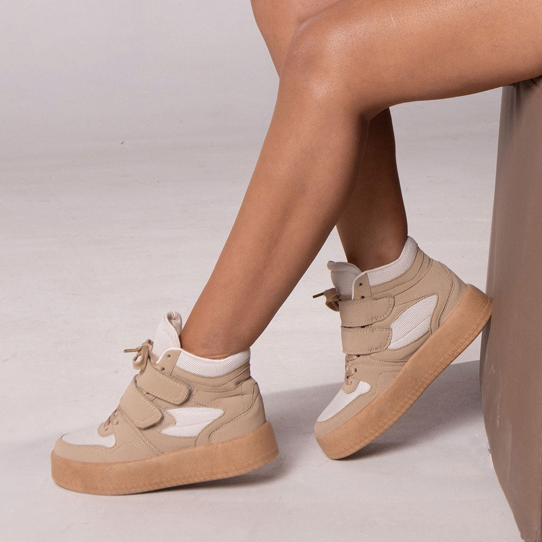 Zapatos De Mujer CalzAristy BRIA Beige – Fuerza Urbana con Toque Retro