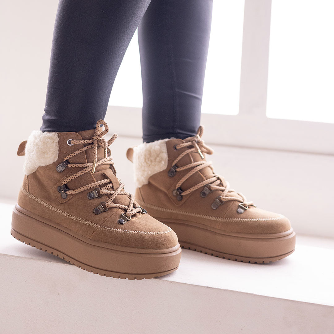 Botines De Mujer CalzAristy COVENTRY Camel – Estilo Outdoor con Calidez Sofisticada