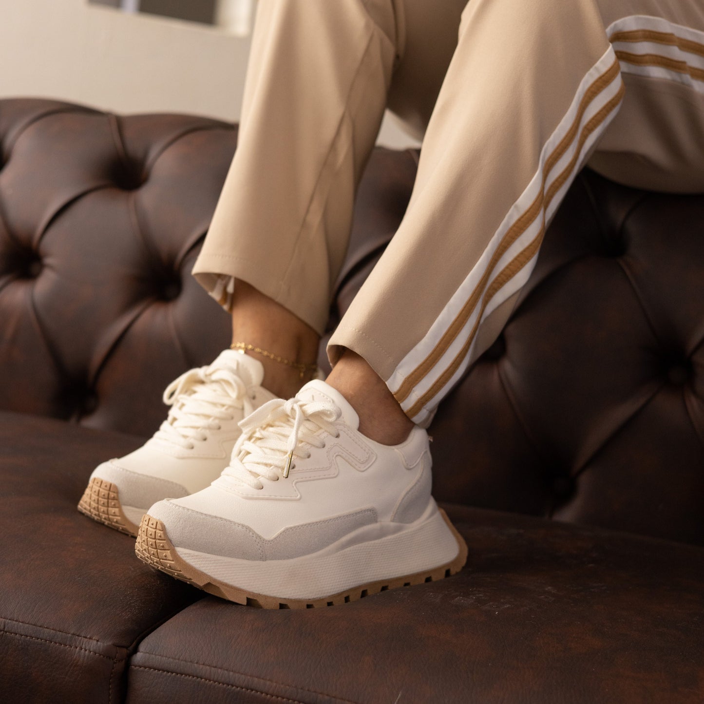 Zapatos De Mujer CalzAristy GLOW Beige – Estilo Urbano con Brillo Propio
