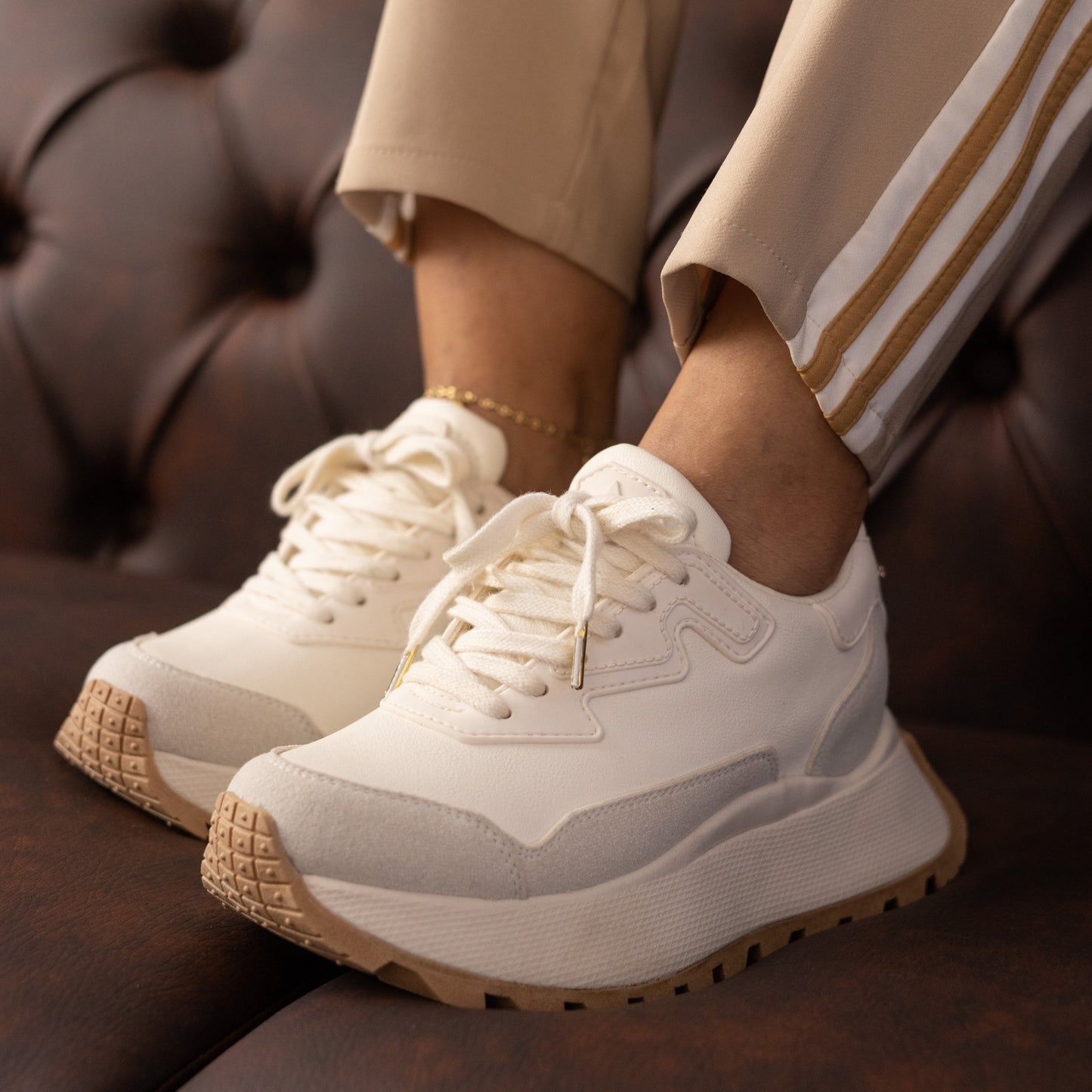 Zapatos De Mujer CalzAristy GLOW Beige – Estilo Urbano con Brillo Propio