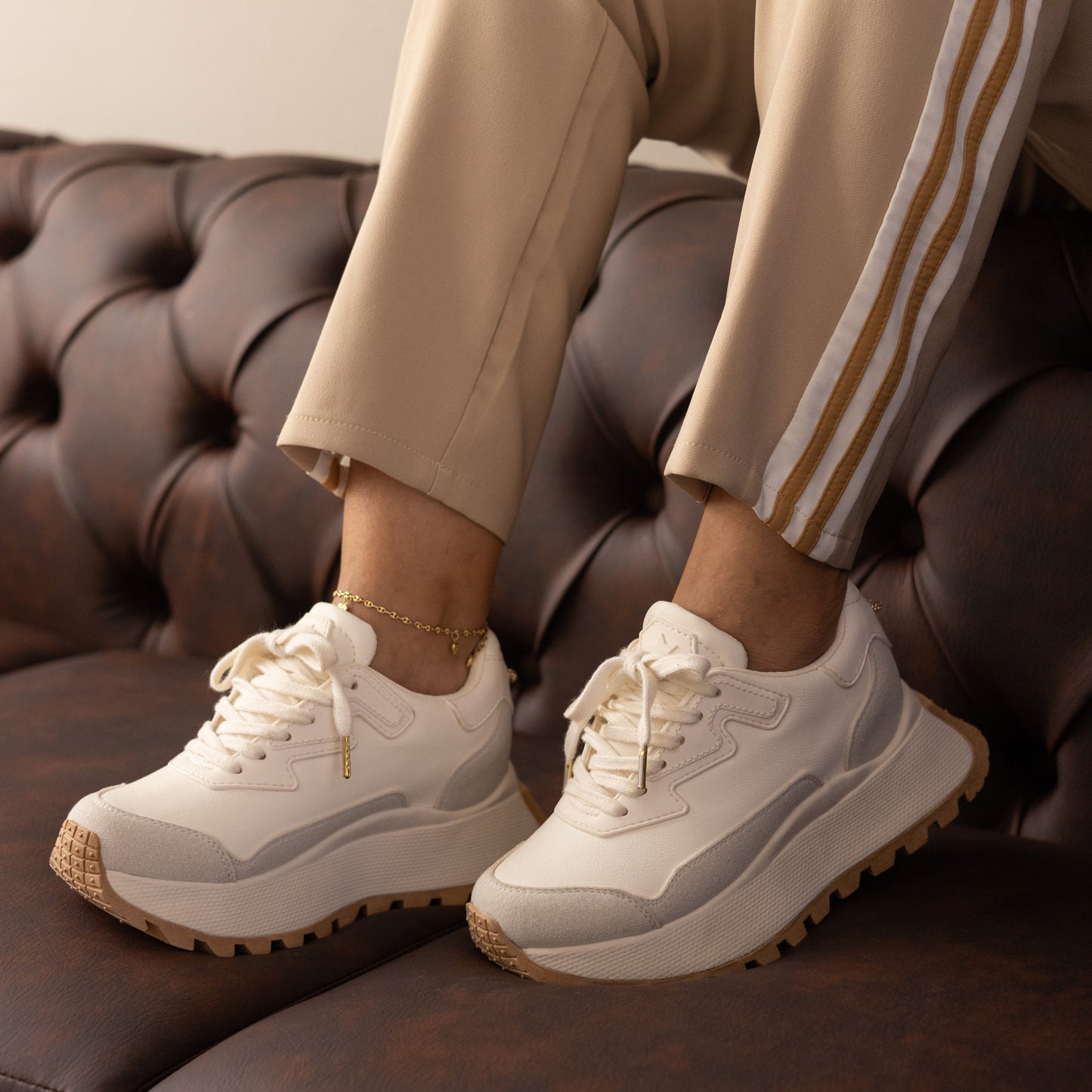 Zapatos De Mujer CalzAristy GLOW Beige – Estilo Urbano con Brillo Propio