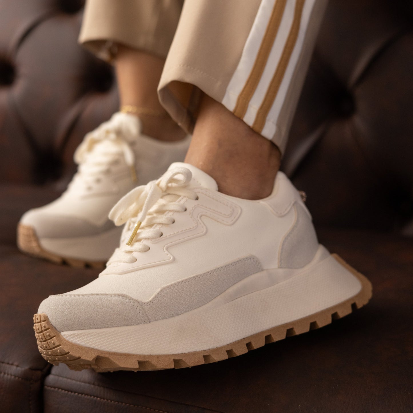 Zapatos De Mujer CalzAristy GLOW Beige – Estilo Urbano con Brillo Propio