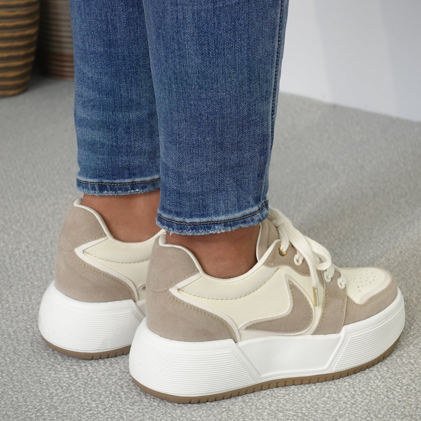 Tenis casuales con plataforma interna y combinación de texturas Danna
