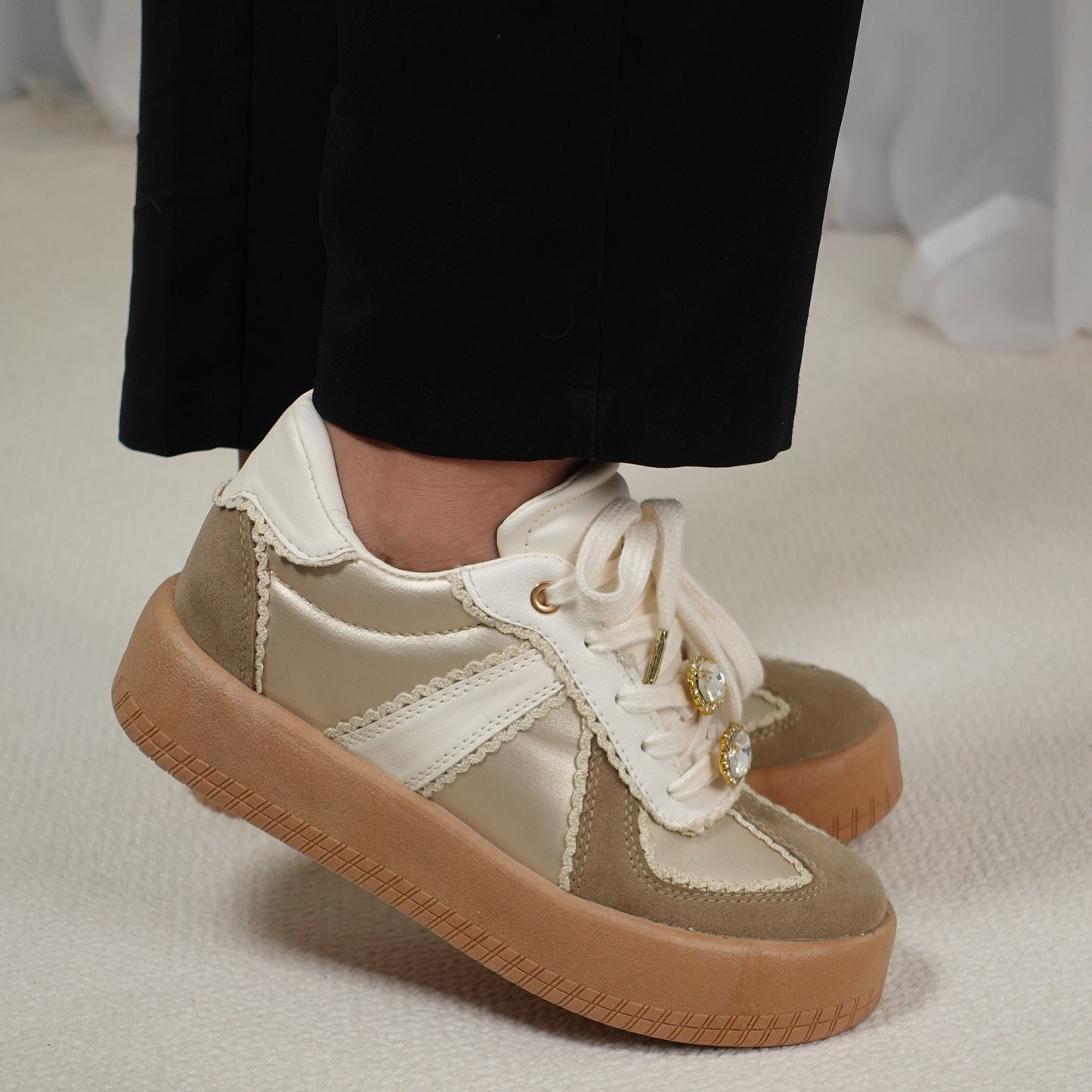 Tenis casuales con apliques en encaje y piedras brillantes HARMONY