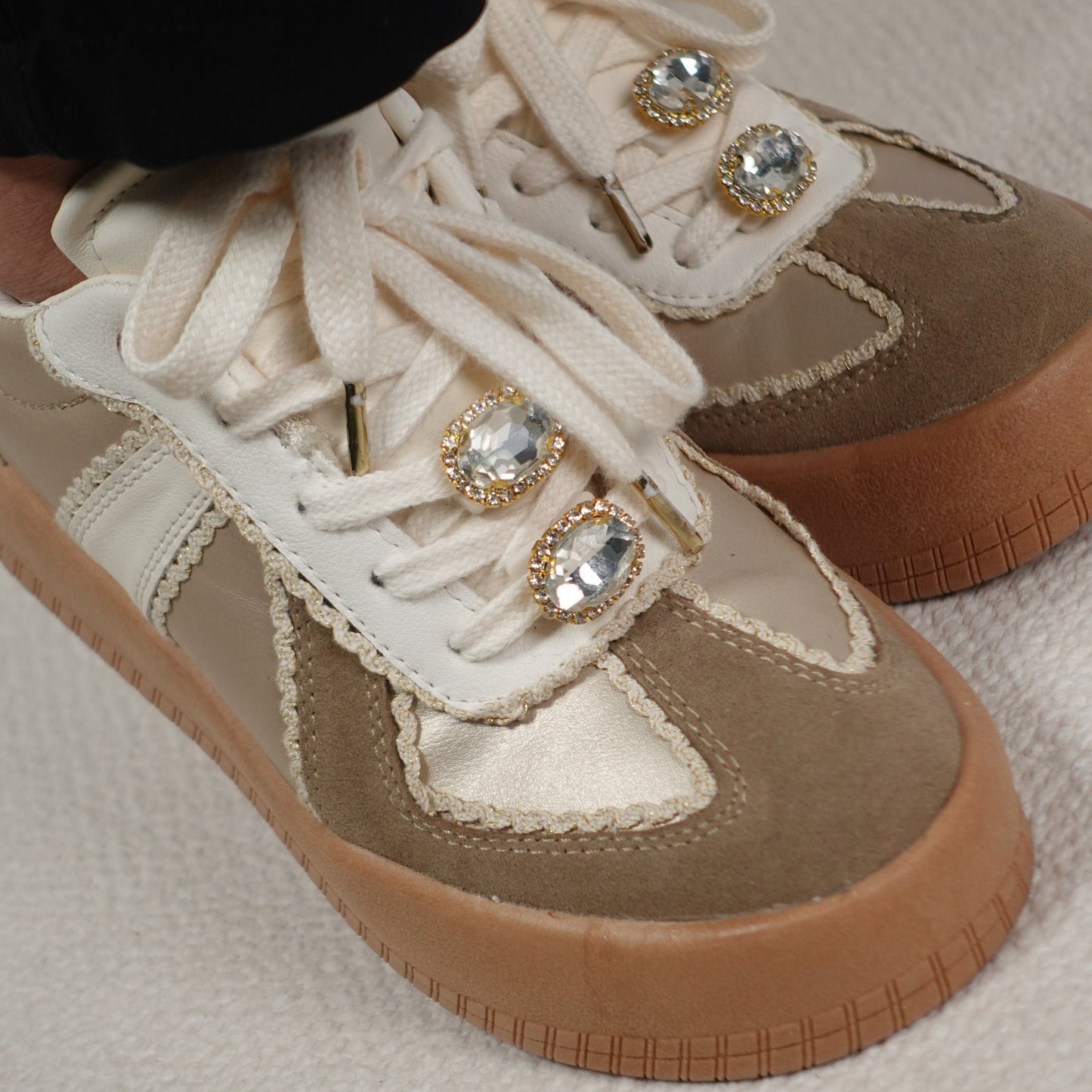 Tenis casuales con apliques en encaje y piedras brillantes HARMONY Champagne