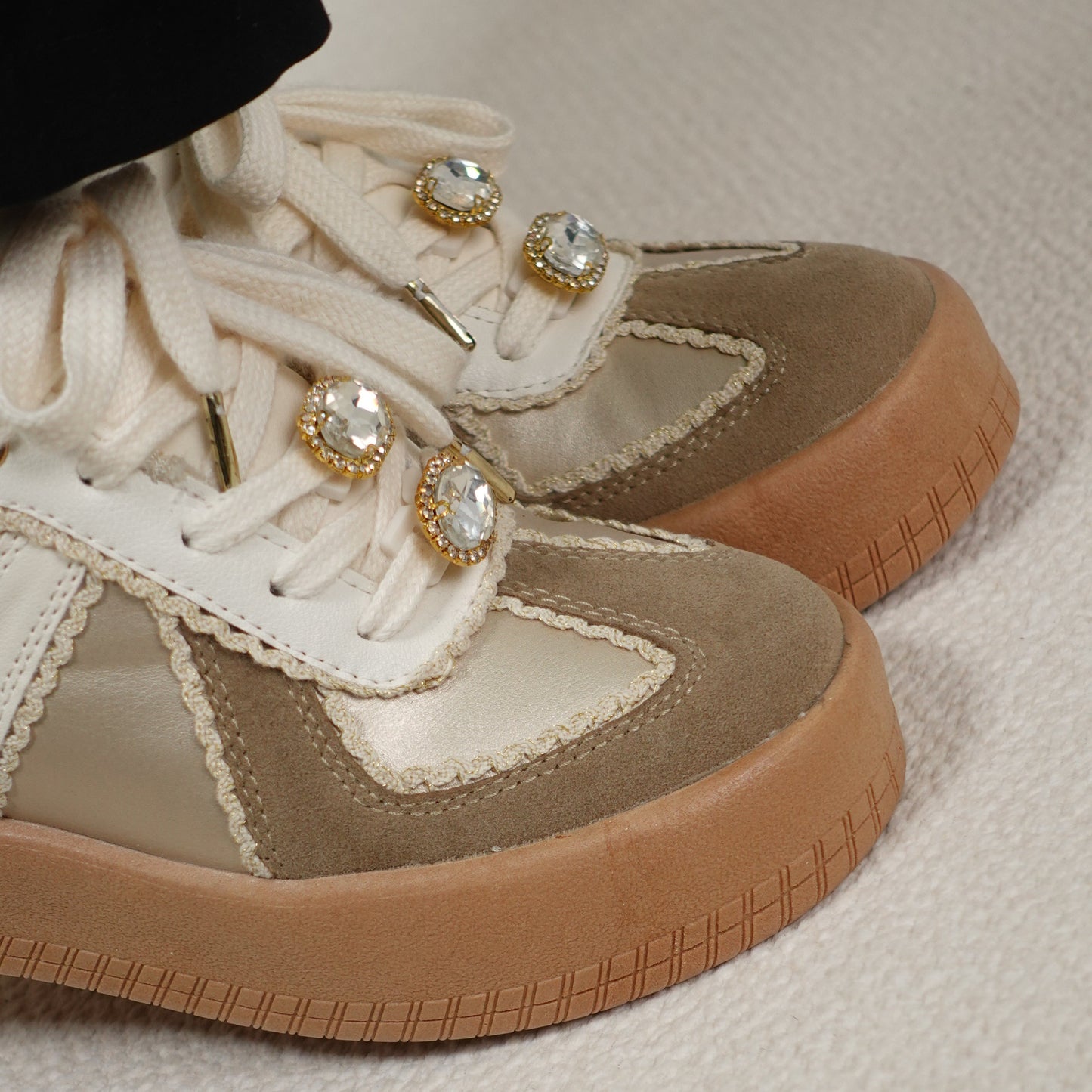 Tenis casuales con apliques en encaje y piedras brillantes HARMONY