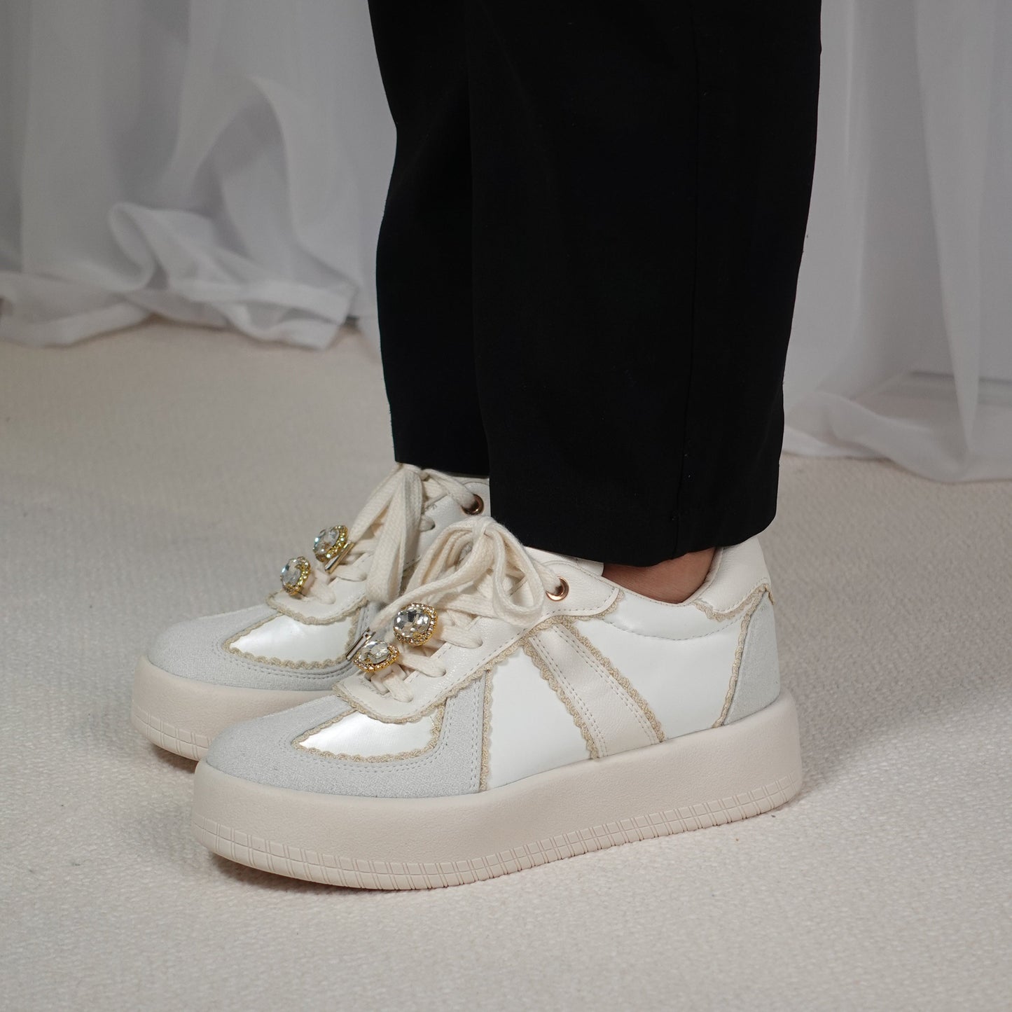 Tenis casuales con apliques en encaje y piedras brillantes HARMONY Blanco