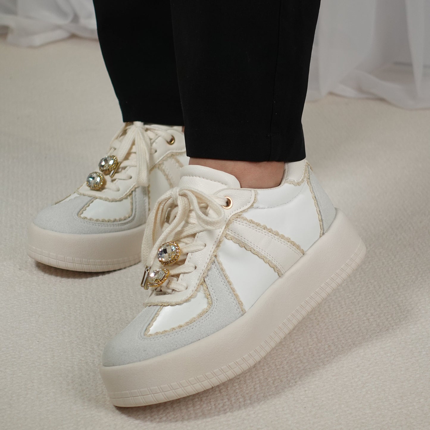 Tenis casuales con apliques en encaje y piedras brillantes HARMONY