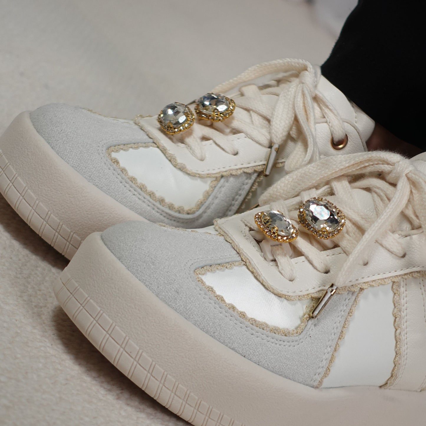 Tenis casuales con apliques en encaje y piedras brillantes HARMONY Blanco