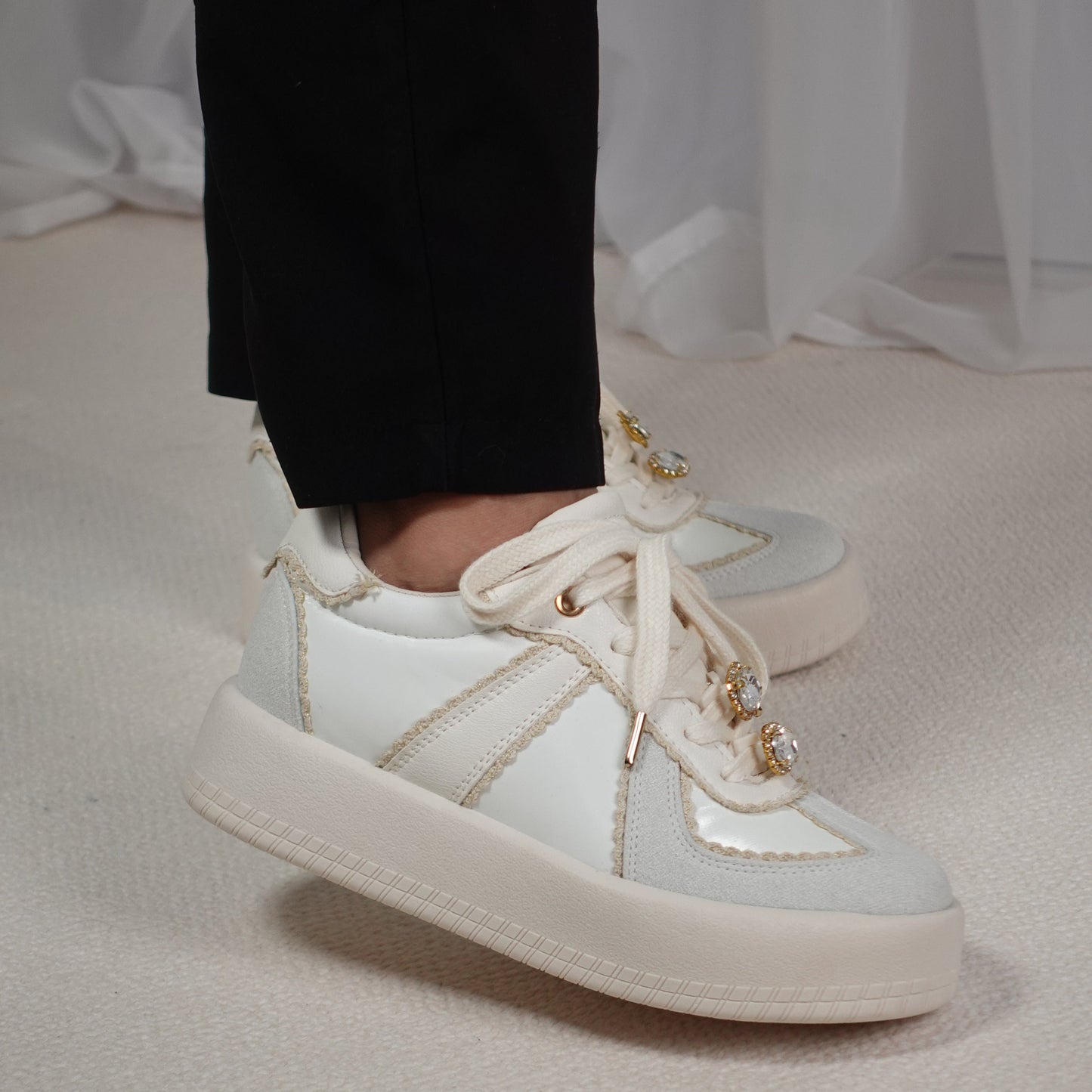 Tenis casuales con apliques en encaje y piedras brillantes HARMONY
