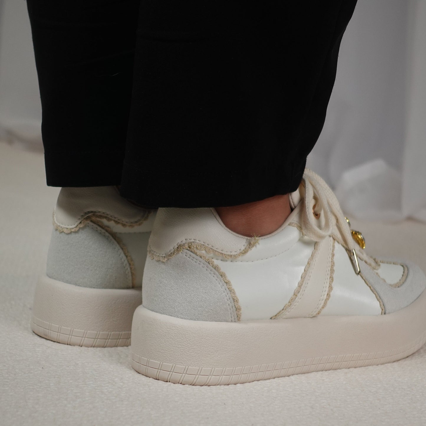 Tenis casuales con apliques en encaje y piedras brillantes HARMONY Blanco