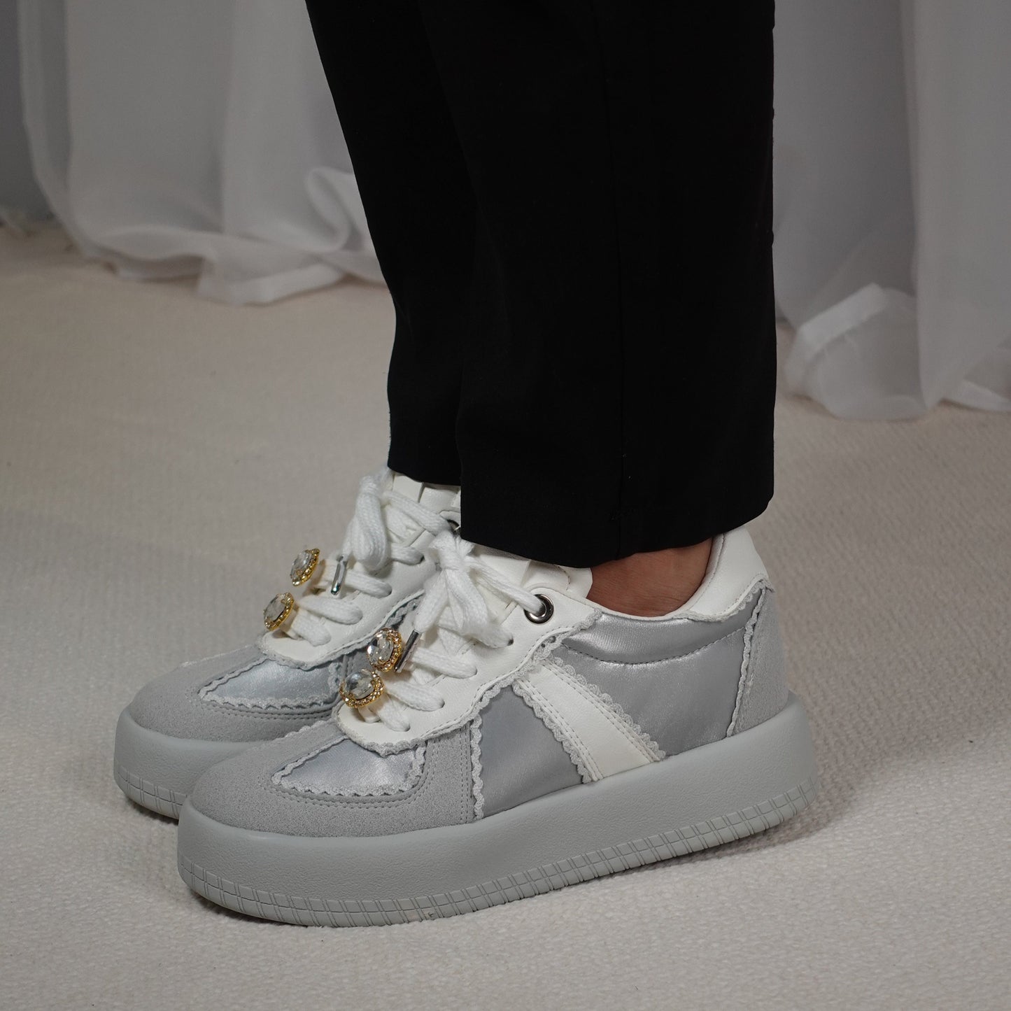 Tenis casuales con apliques en encaje y piedras brillantes HARMONY Gris