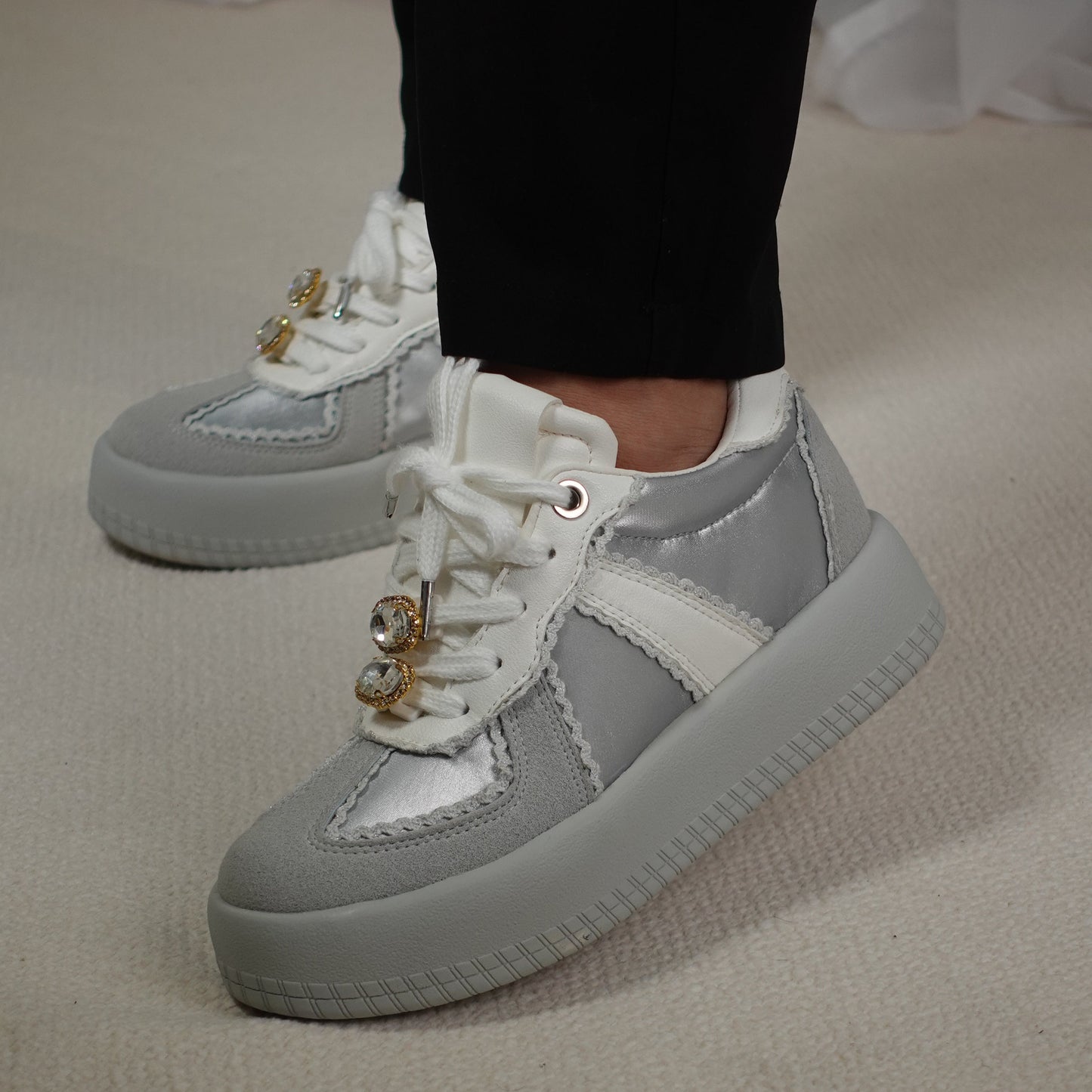 Tenis casuales con apliques en encaje y piedras brillantes HARMONY