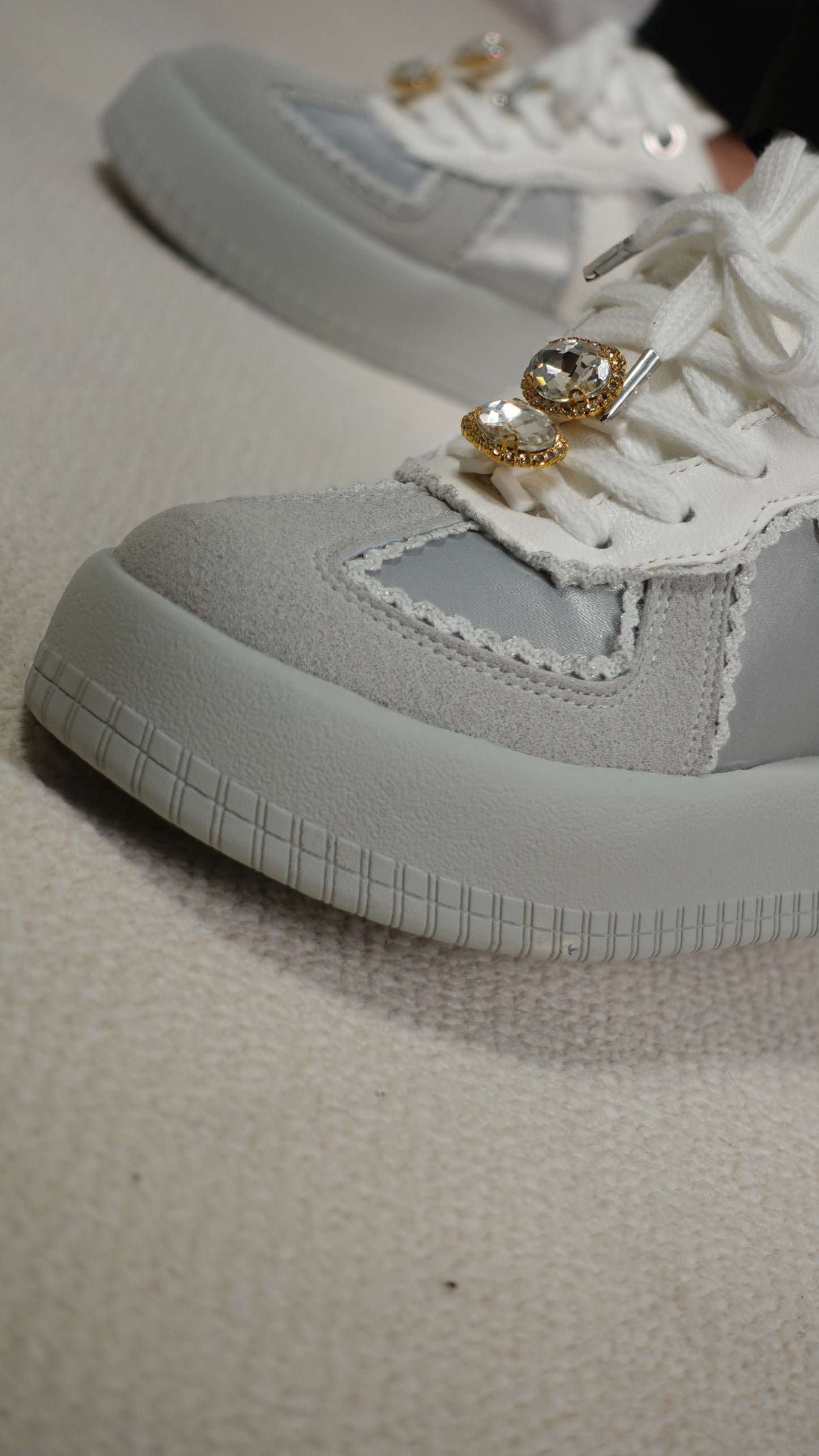 Tenis casuales con apliques en encaje y piedras brillantes HARMONY