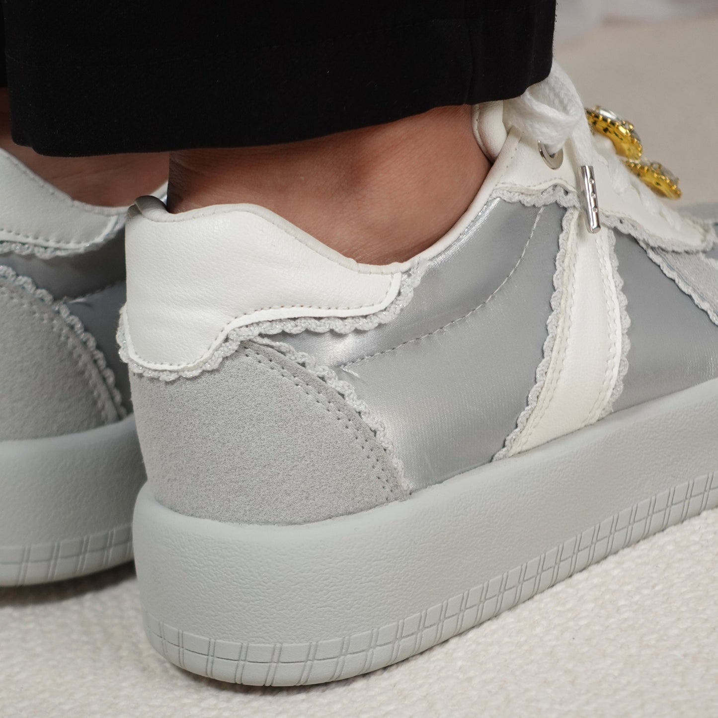 Tenis casuales con apliques en encaje y piedras brillantes HARMONY Gris