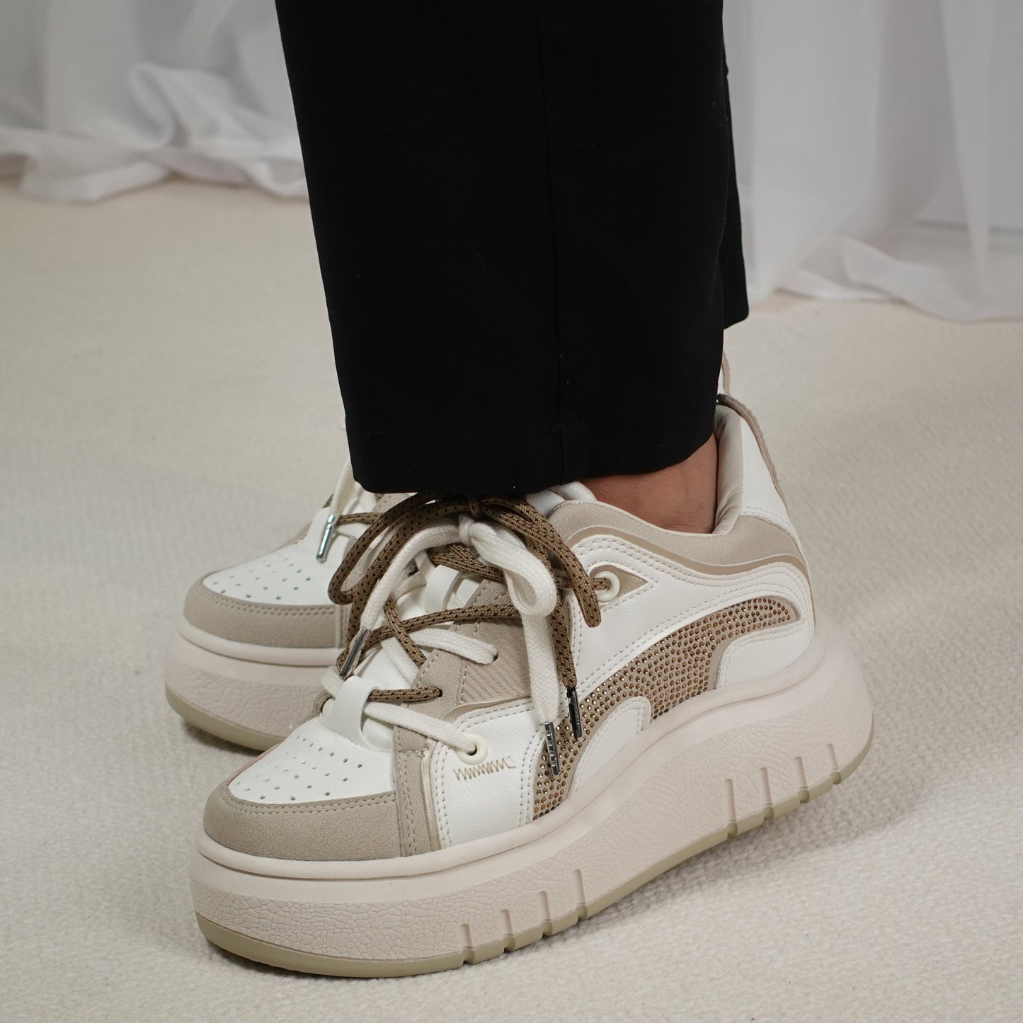 Tenis casuales con doble cordón y detalles sutiles de brillo EMILIA-2