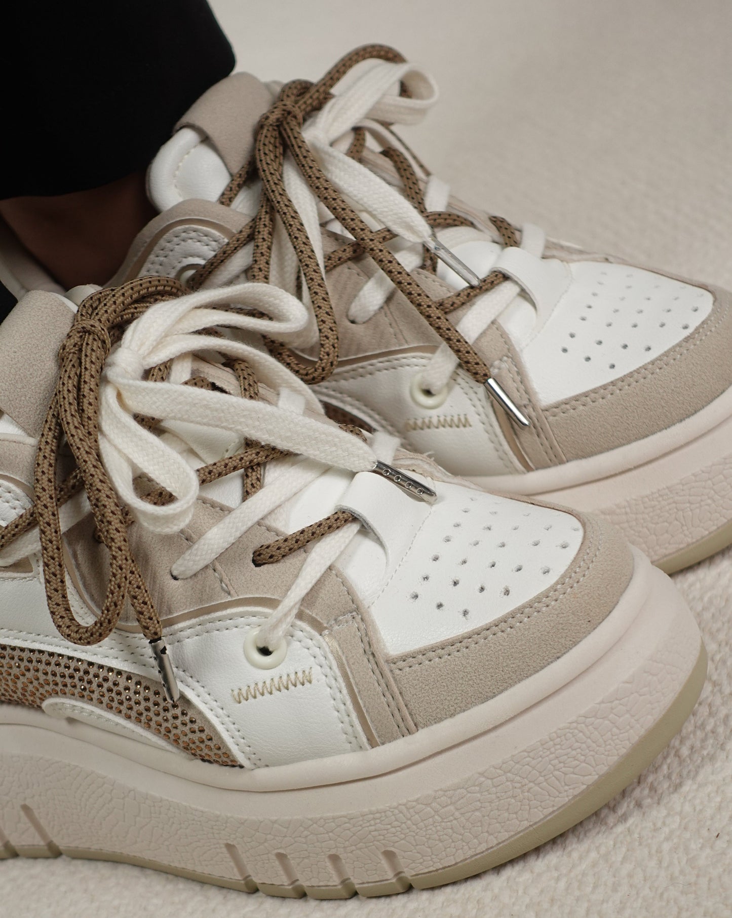 Tenis casuales con doble cordón y detalles sutiles de brillo EMILIA-2