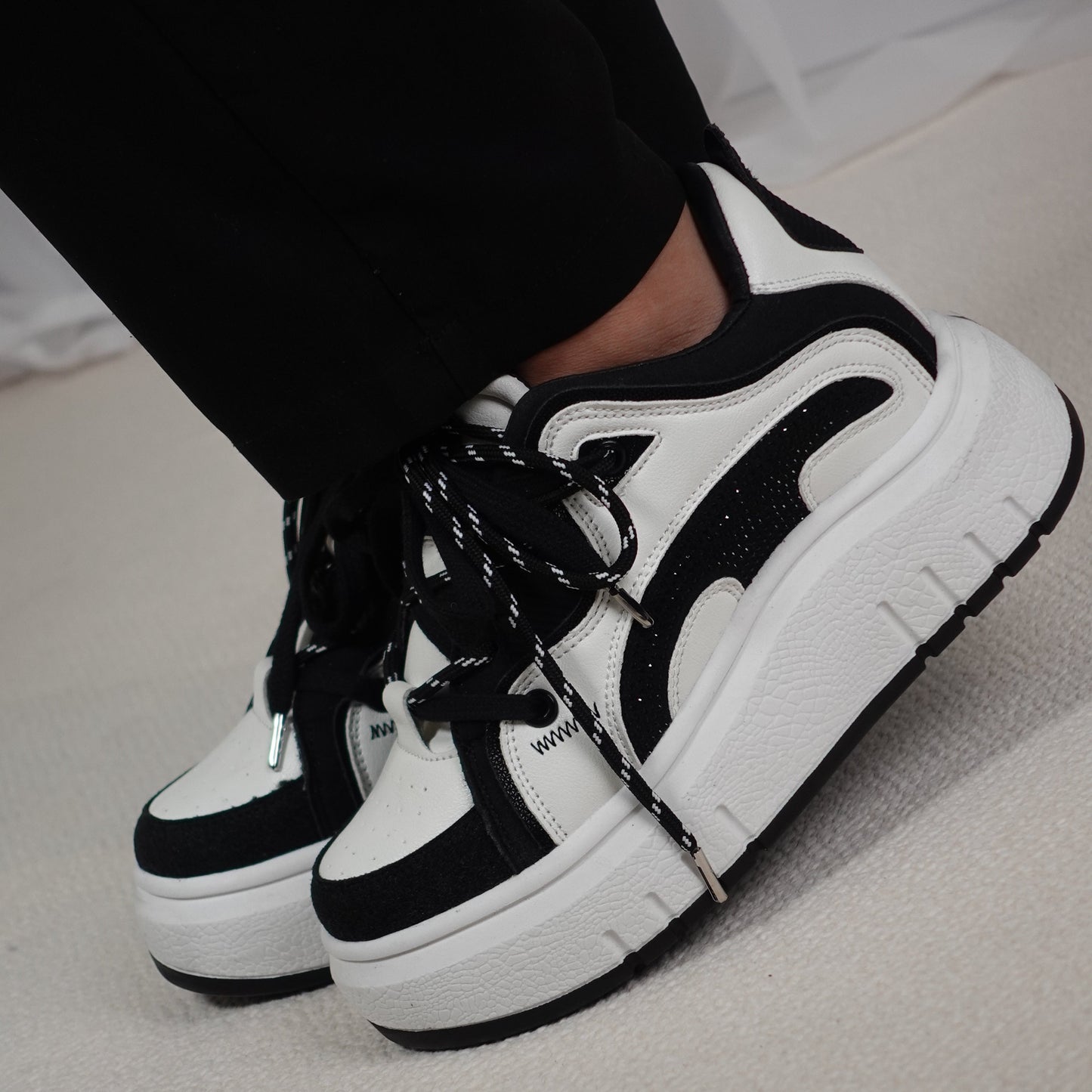 Tenis casuales con doble cordón y detalles sutiles de brillo EMILIA-2