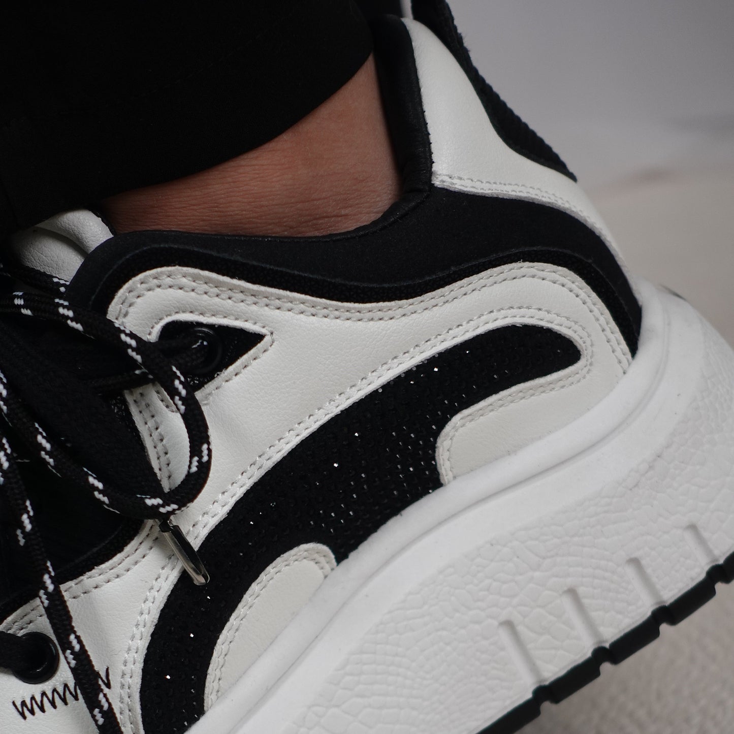 Tenis casuales con doble cordón y detalles sutiles de brillo EMILIA-2