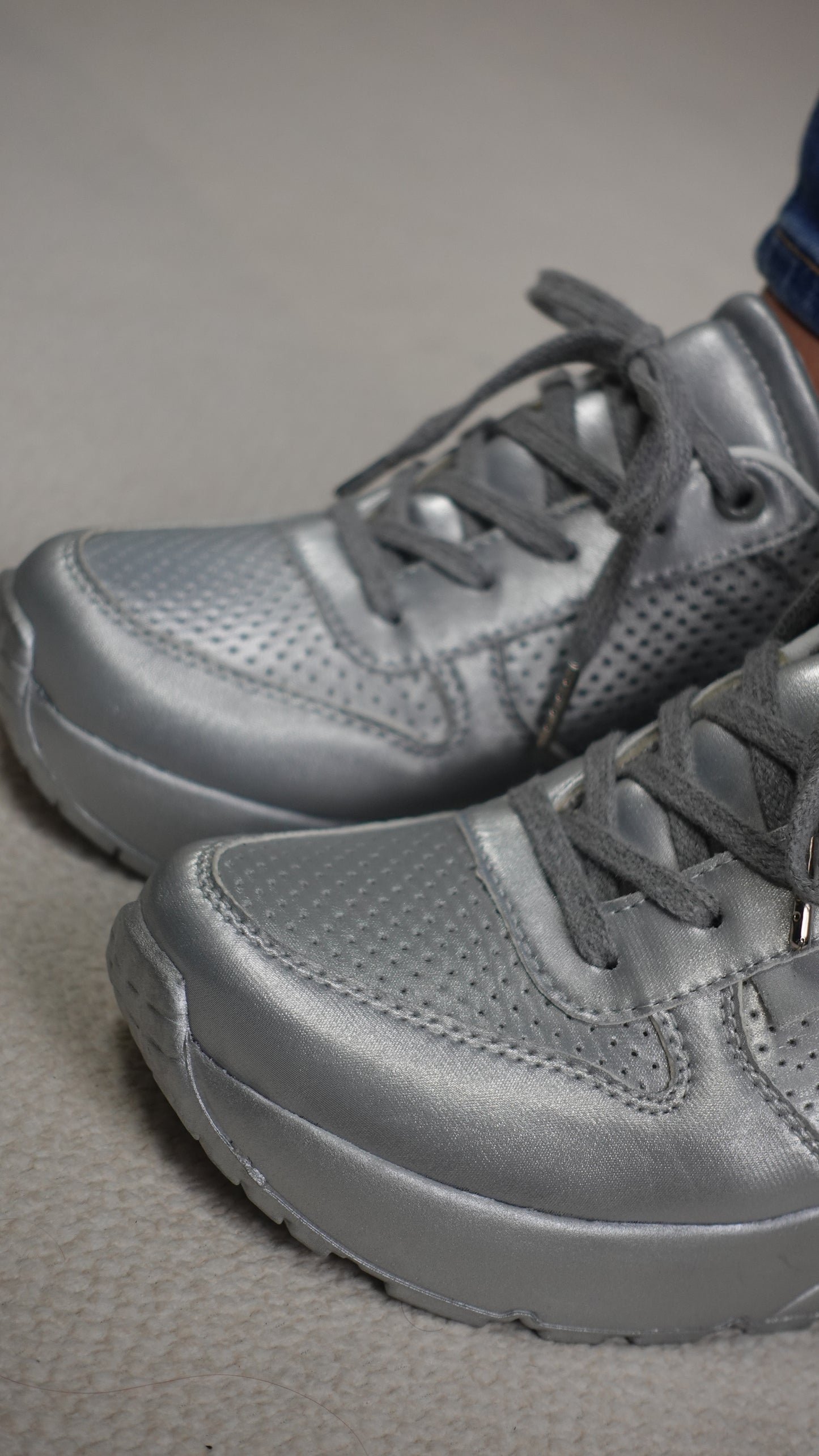 Tenis casuales en colores metalizados REGINA Gris