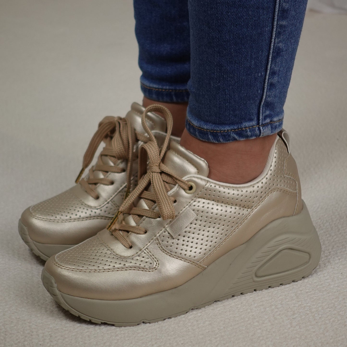 Tenis casuales en colores metalizados REGINA