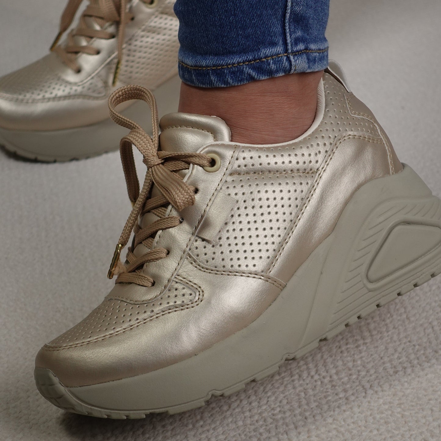 Tenis casuales en colores metalizados REGINA