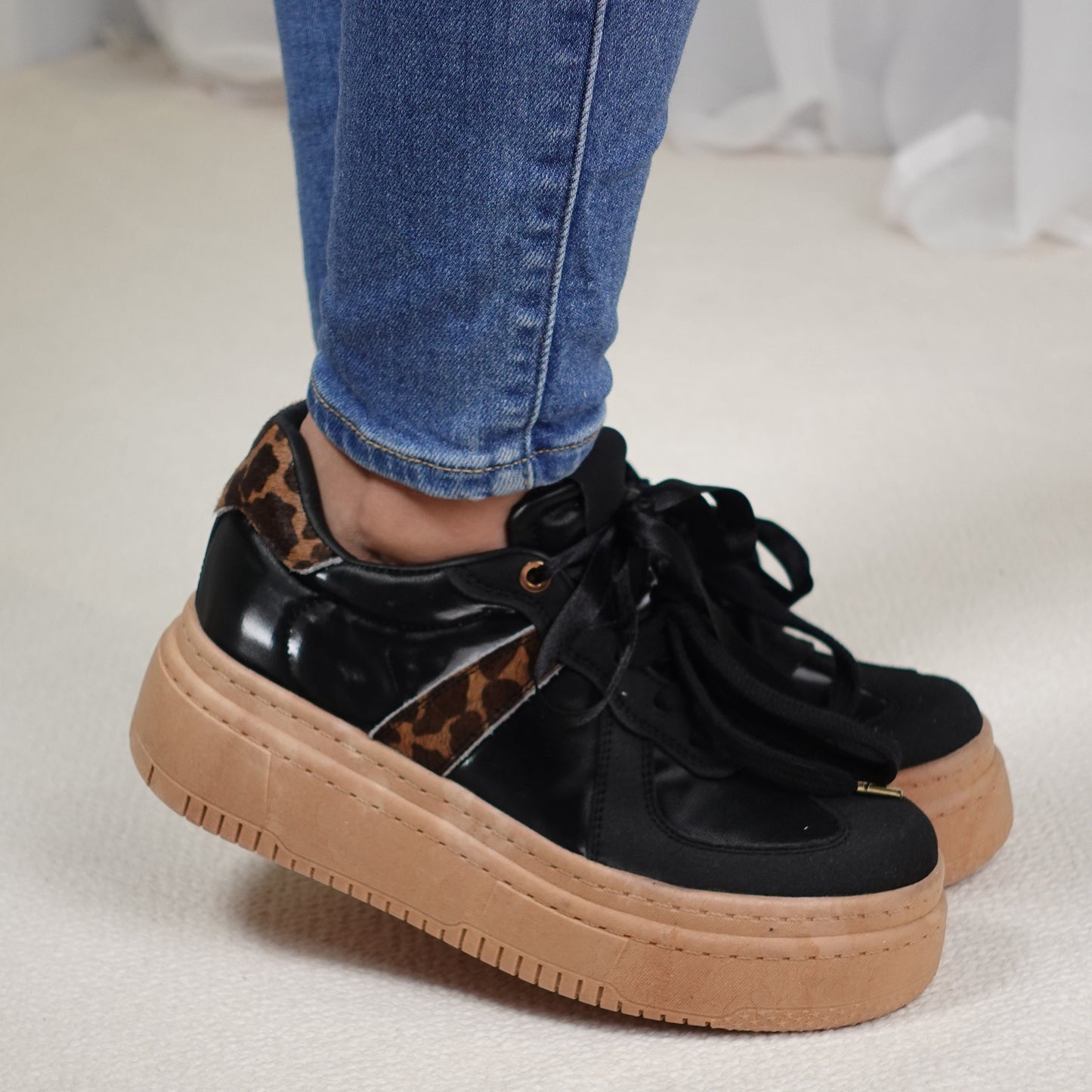 Tenis casuales con detalles en animal print MADISON