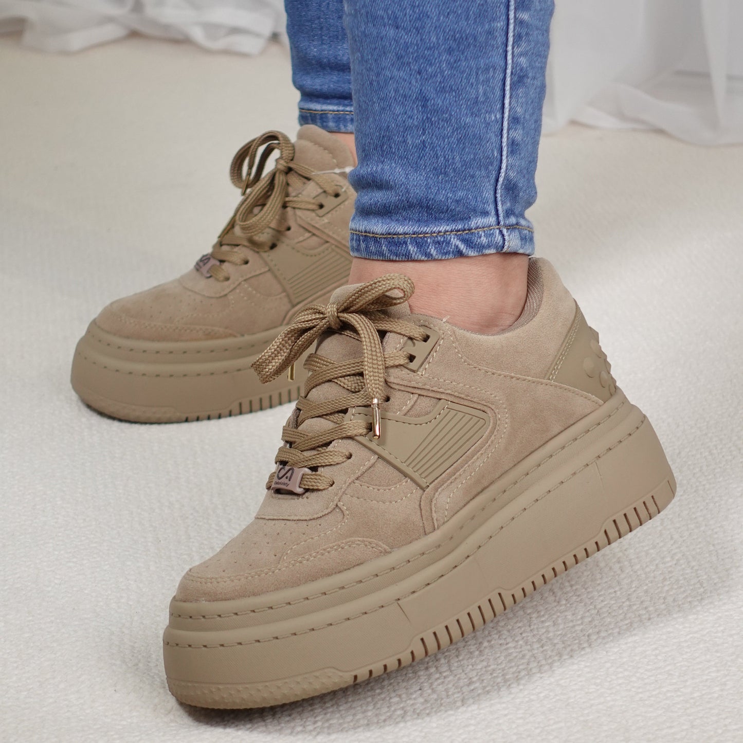 Tenis casuales con apliques en caucho y pequeños taches MAITÉ Camel