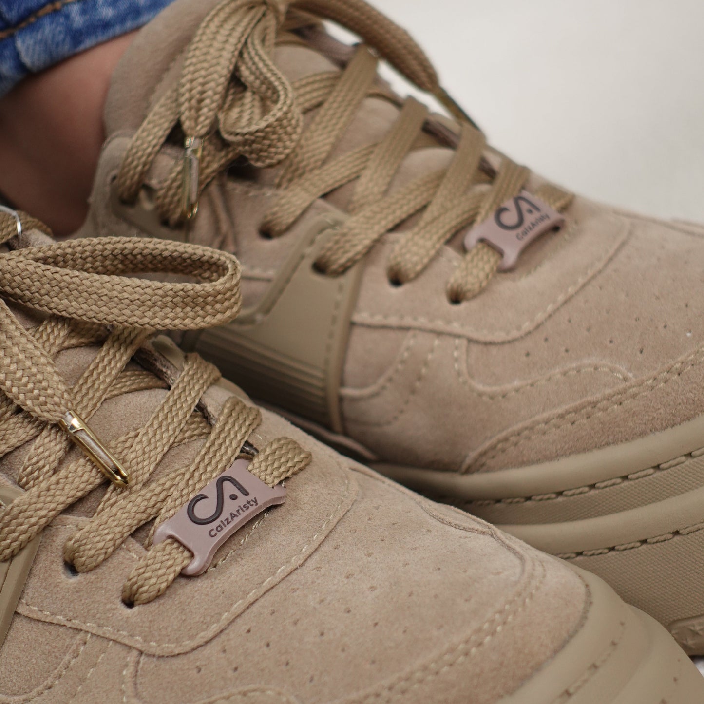Tenis casuales con apliques en caucho y pequeños taches MAITÉ Camel