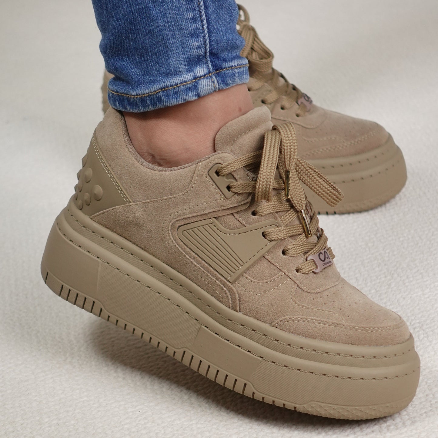 Tenis casuales con apliques en caucho y pequeños taches MAITÉ Camel