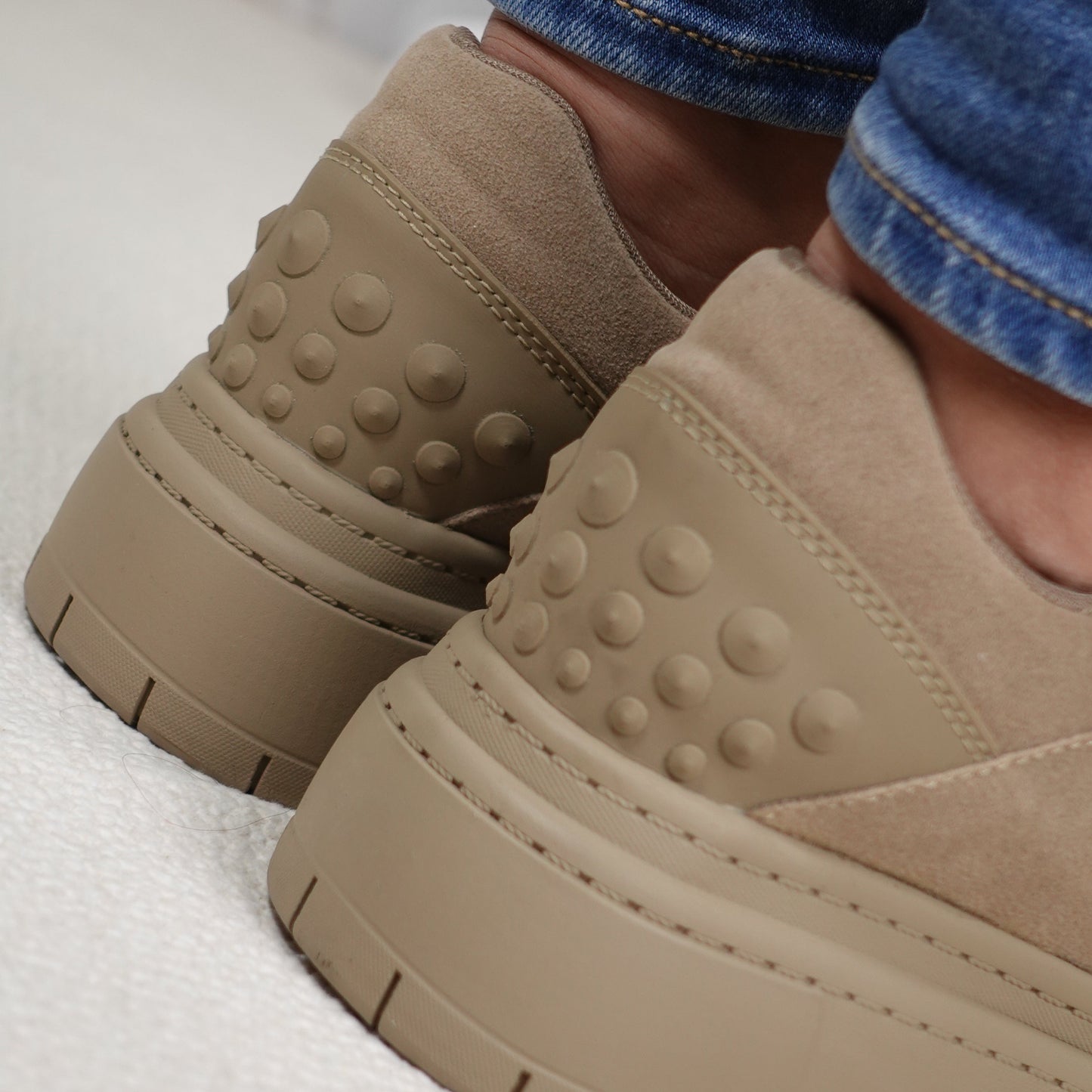 Tenis casuales con apliques en caucho y pequeños taches MAITÉ Camel